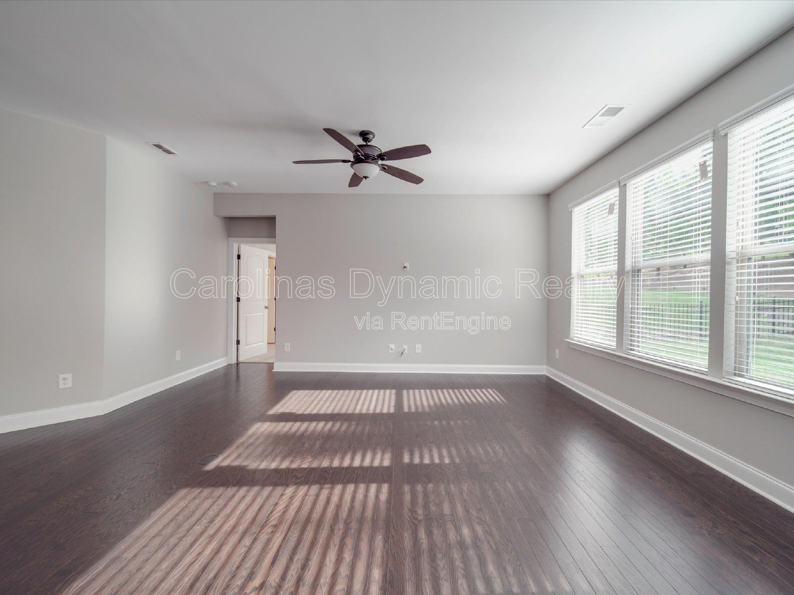 Single Story | 3 Bedrooms | Hardwood Floors | Fenced Yard | Huge Kitchen Island property image