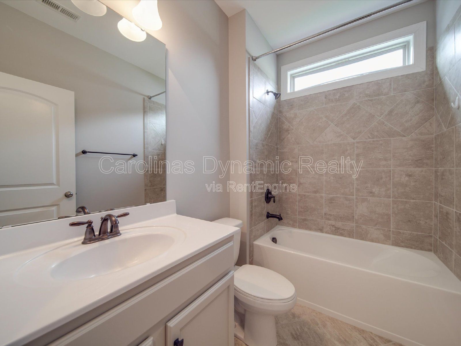 Single Story | 3 Bedrooms | Hardwood Floors | Fenced Yard | Huge Kitchen Island property image