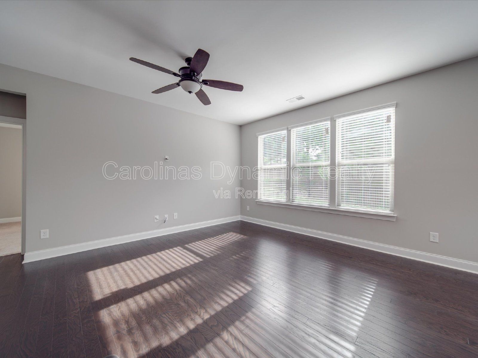 Single Story | 3 Bedrooms | Hardwood Floors | Fenced Yard | Huge Kitchen Island property image