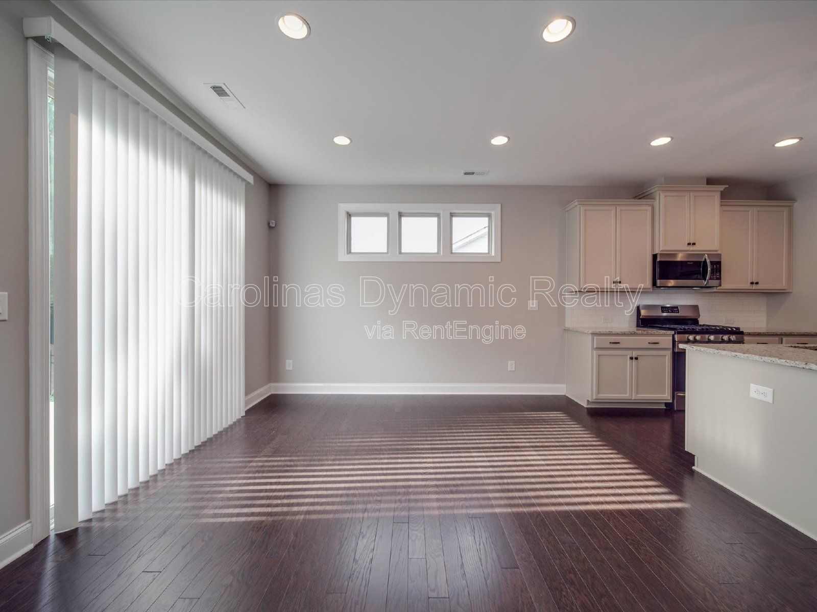 Single Story | 3 Bedrooms | Hardwood Floors | Fenced Yard | Huge Kitchen Island property image