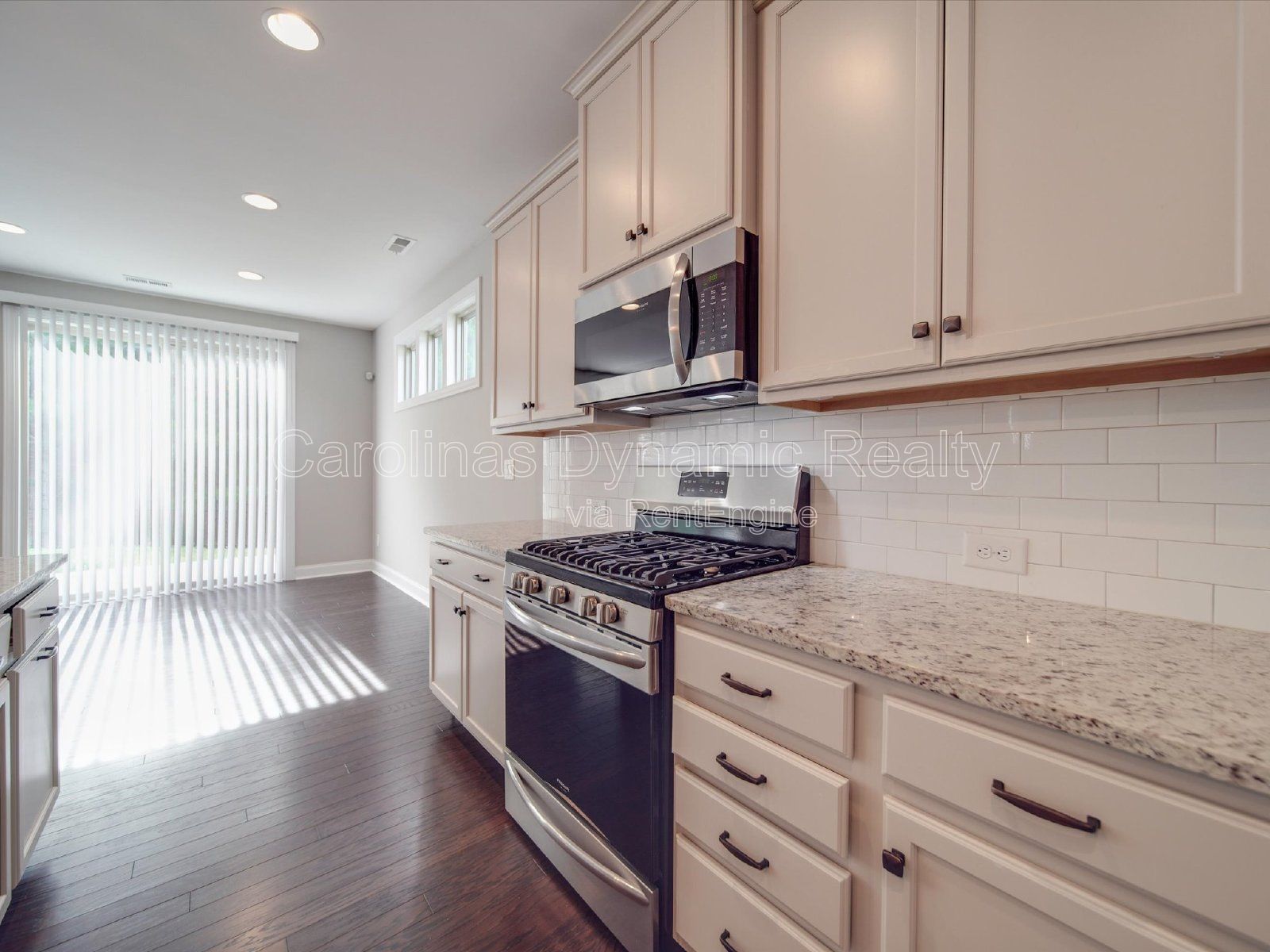 Single Story | 3 Bedrooms | Hardwood Floors | Fenced Yard | Huge Kitchen Island property image