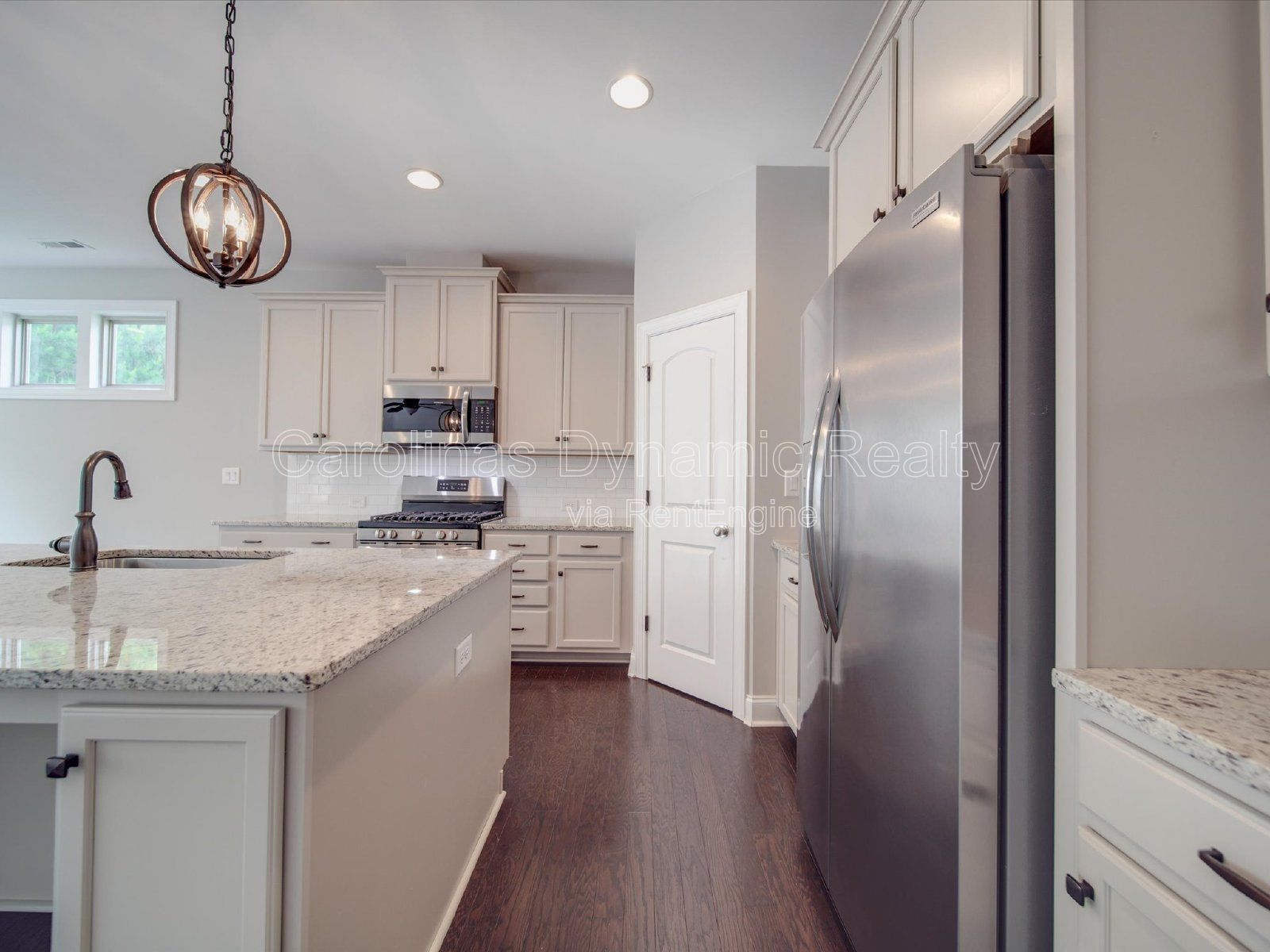 Single Story | 3 Bedrooms | Hardwood Floors | Fenced Yard | Huge Kitchen Island property image