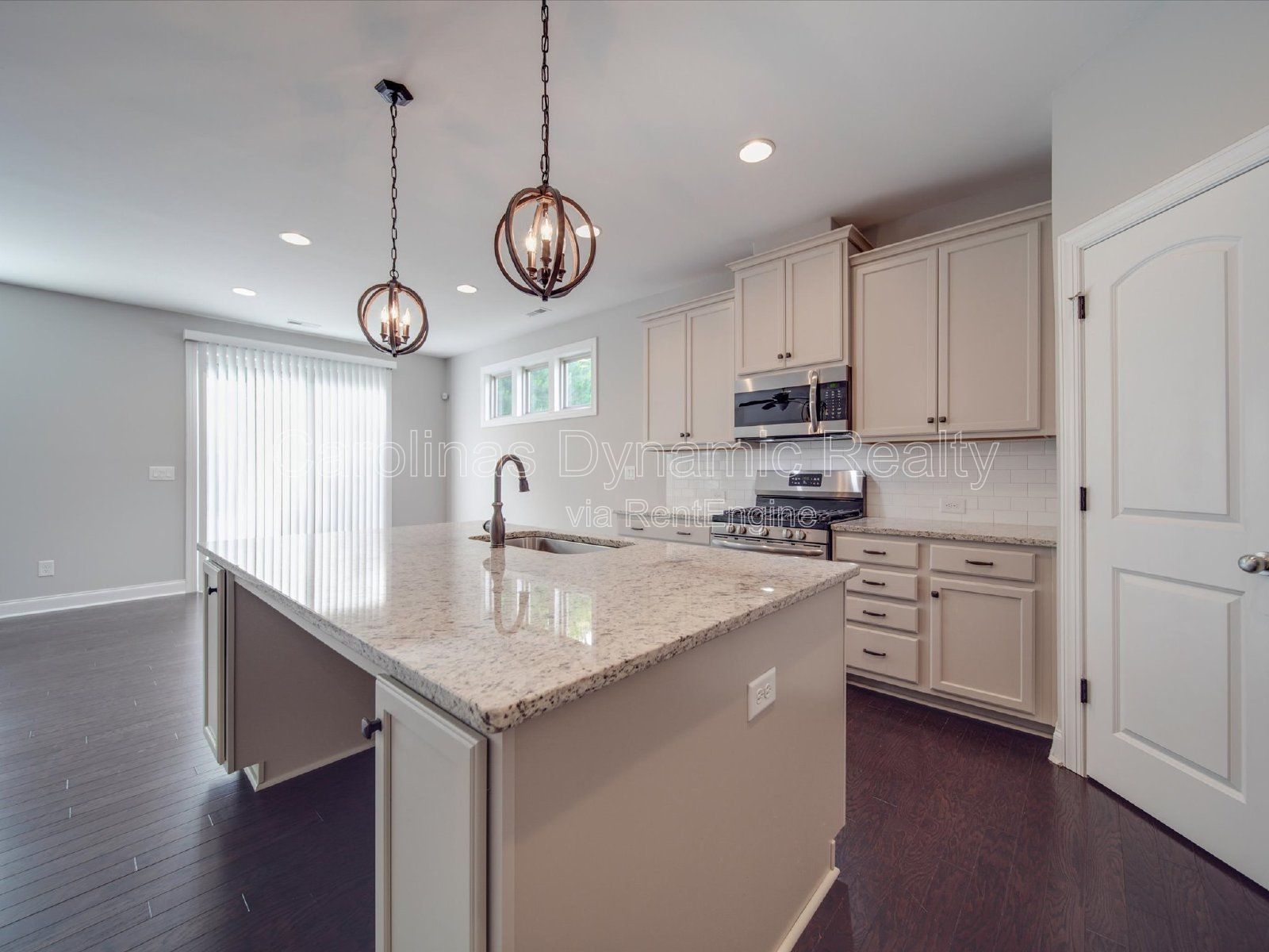 Single Story | 3 Bedrooms | Hardwood Floors | Fenced Yard | Huge Kitchen Island property image