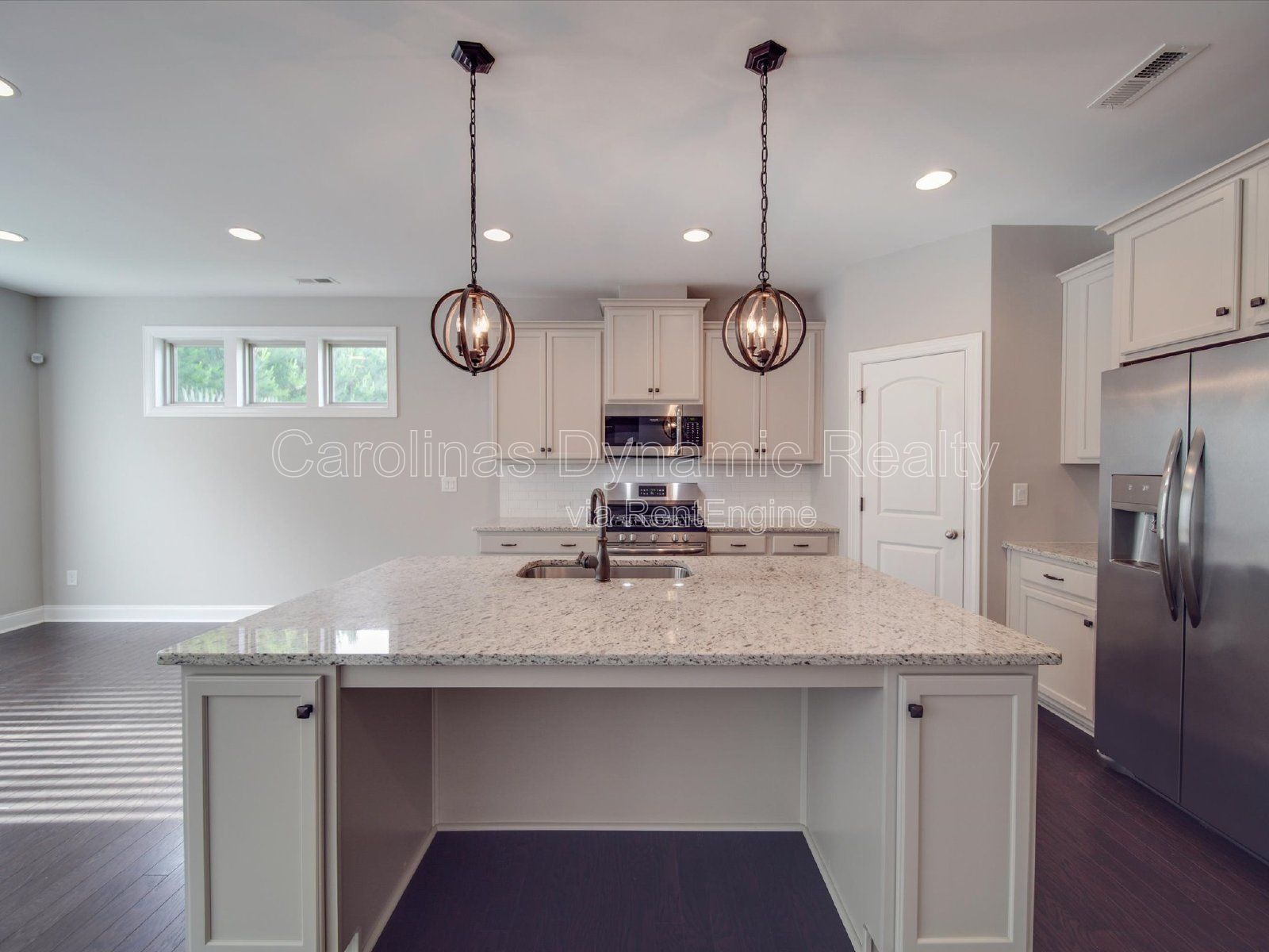 Single Story | 3 Bedrooms | Hardwood Floors | Fenced Yard | Huge Kitchen Island property image