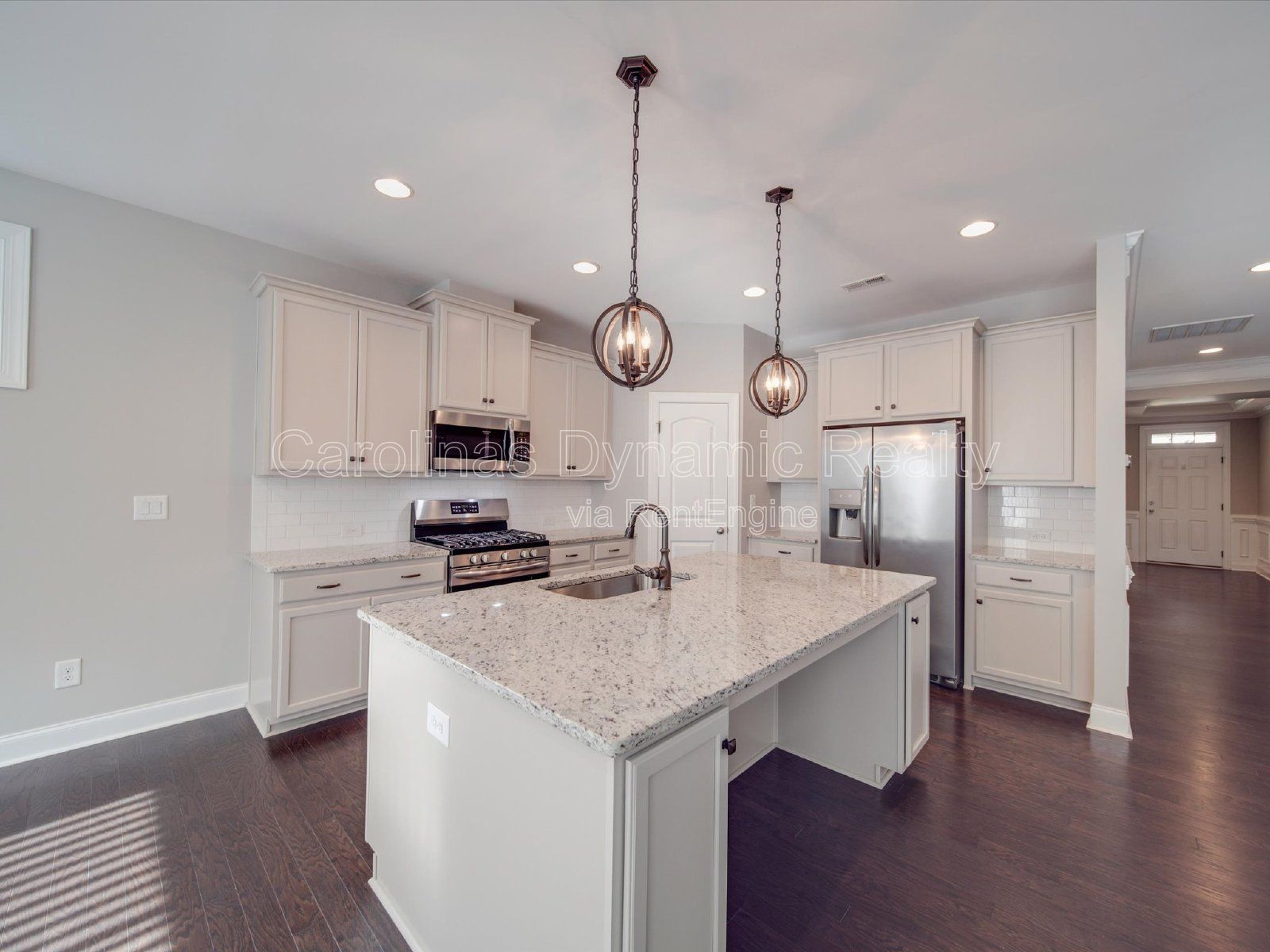 Single Story | 3 Bedrooms | Hardwood Floors | Fenced Yard | Huge Kitchen Island property image