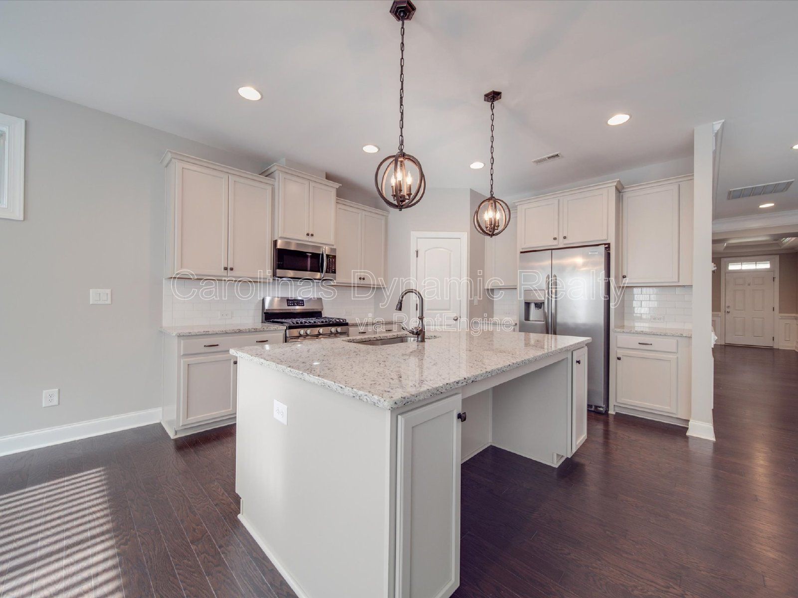 Single Story | 3 Bedrooms | Hardwood Floors | Fenced Yard | Huge Kitchen Island property image