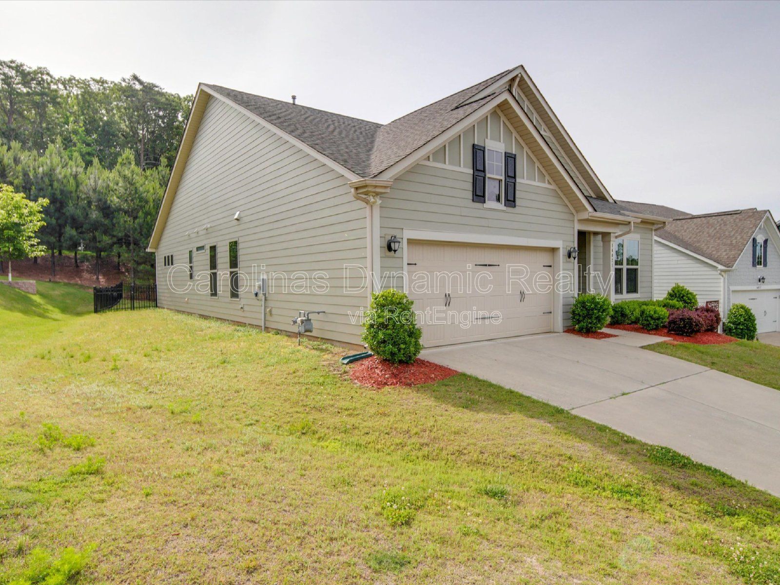 Single Story | 3 Bedrooms | Hardwood Floors | Fenced Yard | Huge Kitchen Island property image
