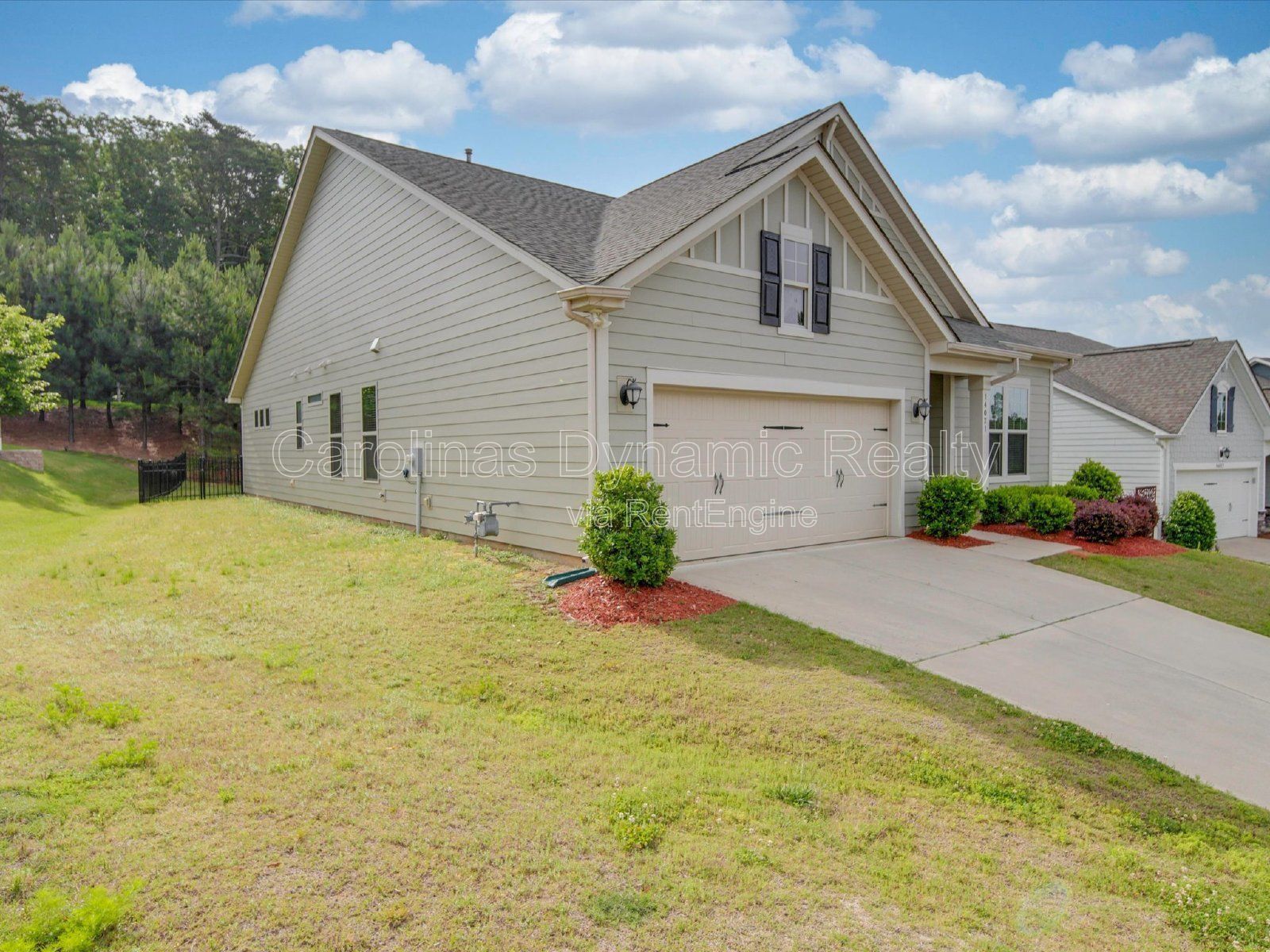 Single Story | 3 Bedrooms | Hardwood Floors | Fenced Yard | Huge Kitchen Island property image