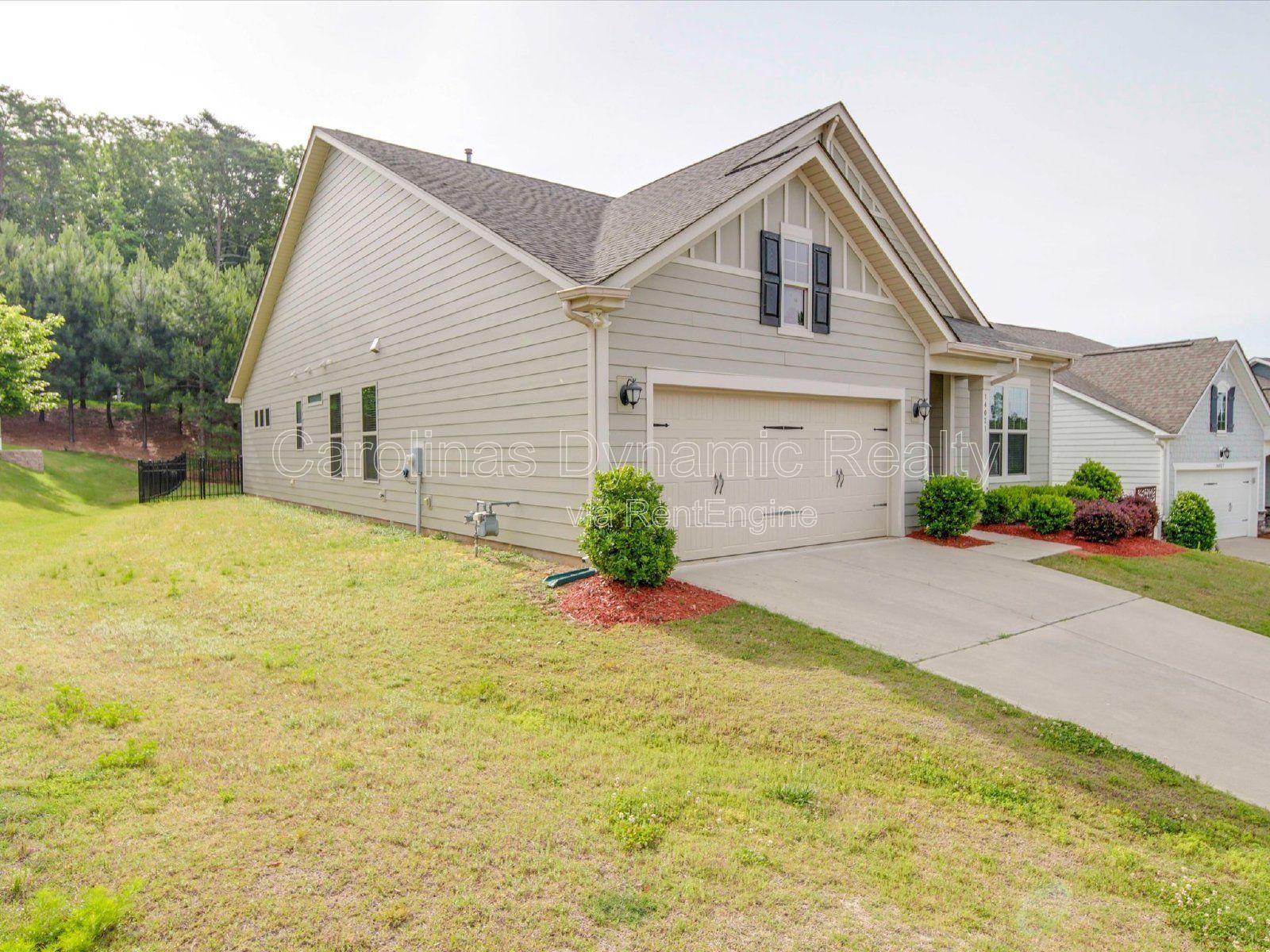 Single Story | 3 Bedrooms | Hardwood Floors | Fenced Yard | Huge Kitchen Island property image