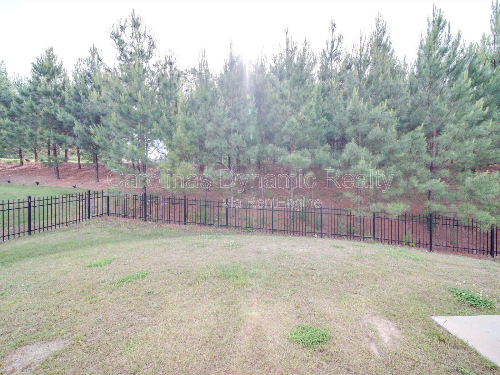 Single Story | 3 Bedrooms | Hardwood Floors | Fenced Yard | Huge Kitchen Island property image