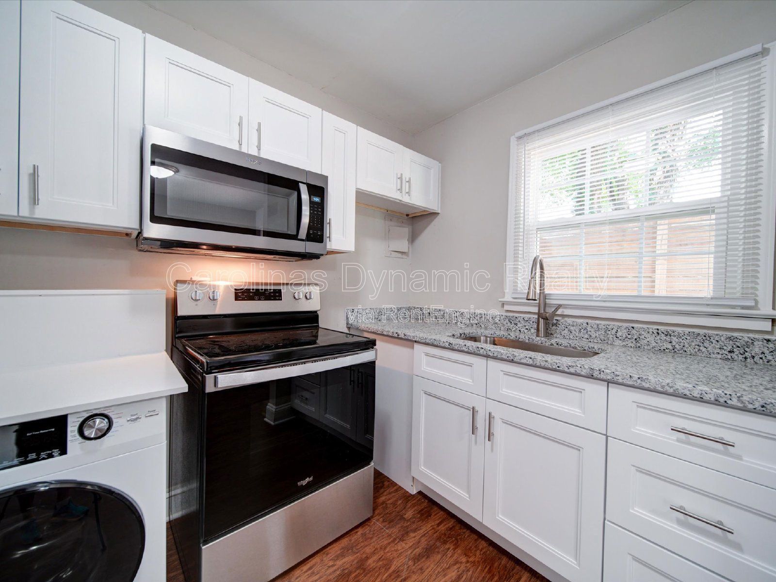 End Unit | 2 Bedrooms | Hardwood Floors | Granite Counters | Stainless Steel Appliances property image