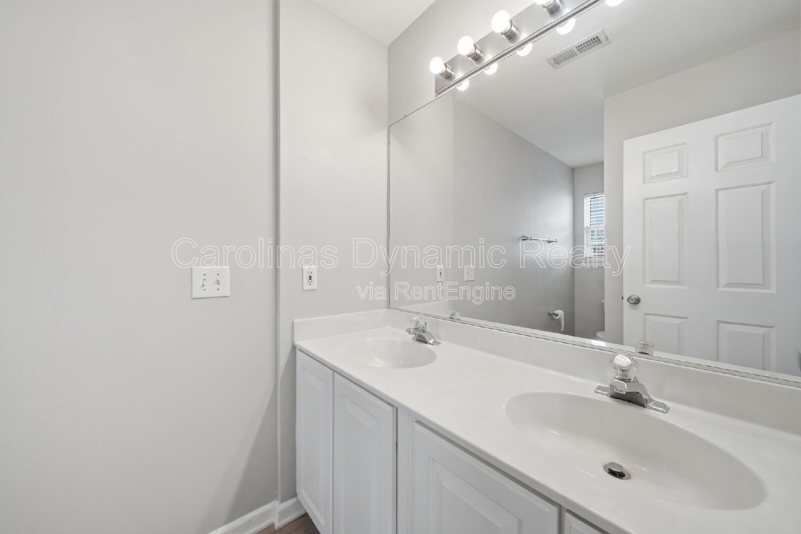 End Unit Townhouse In The Steele Creek Area property image