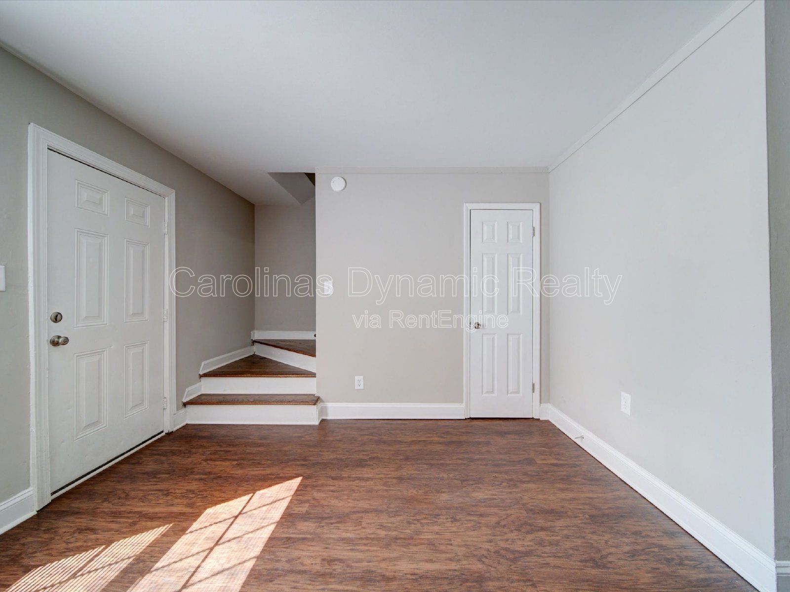 End Unit | 2 Bedrooms | Hardwood Floors | Granite Counters | Stainless Steel Appliances property image