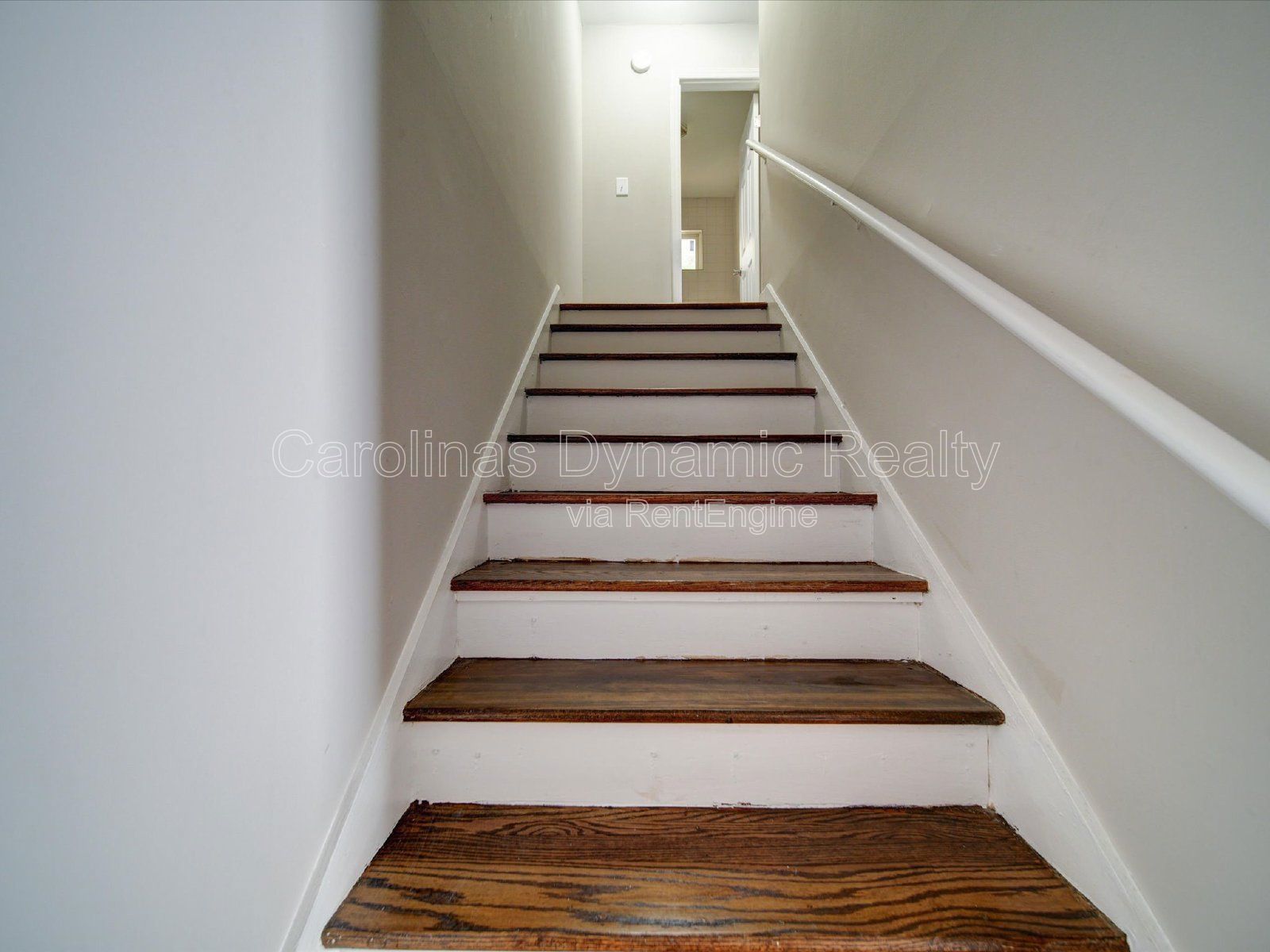 End Unit | 2 Bedrooms | Hardwood Floors | Granite Counters | Stainless Steel Appliances property image