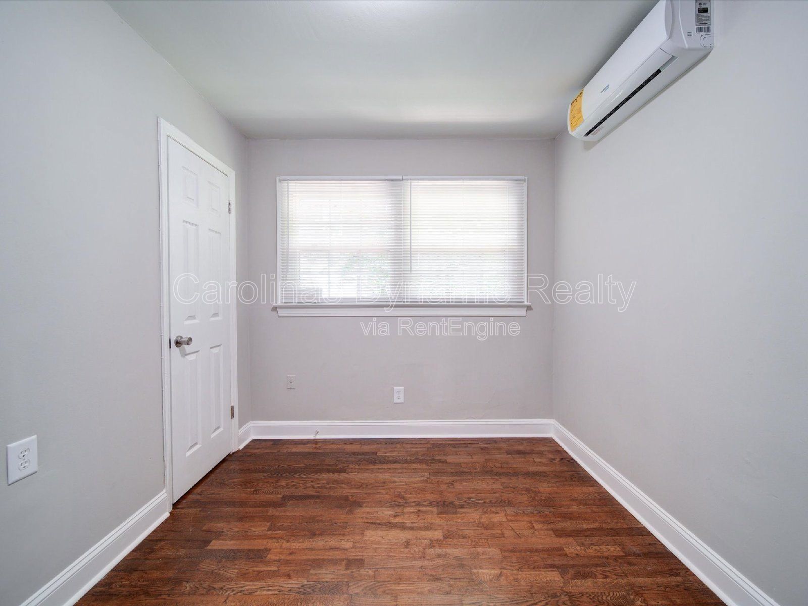 End Unit | 2 Bedrooms | Hardwood Floors | Granite Counters | Stainless Steel Appliances property image