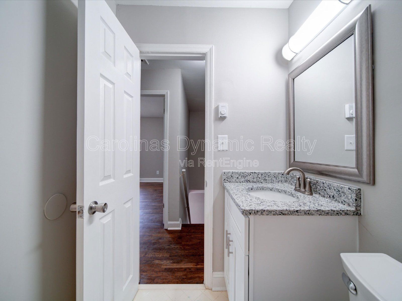 End Unit | 2 Bedrooms | Hardwood Floors | Granite Counters | Stainless Steel Appliances property image