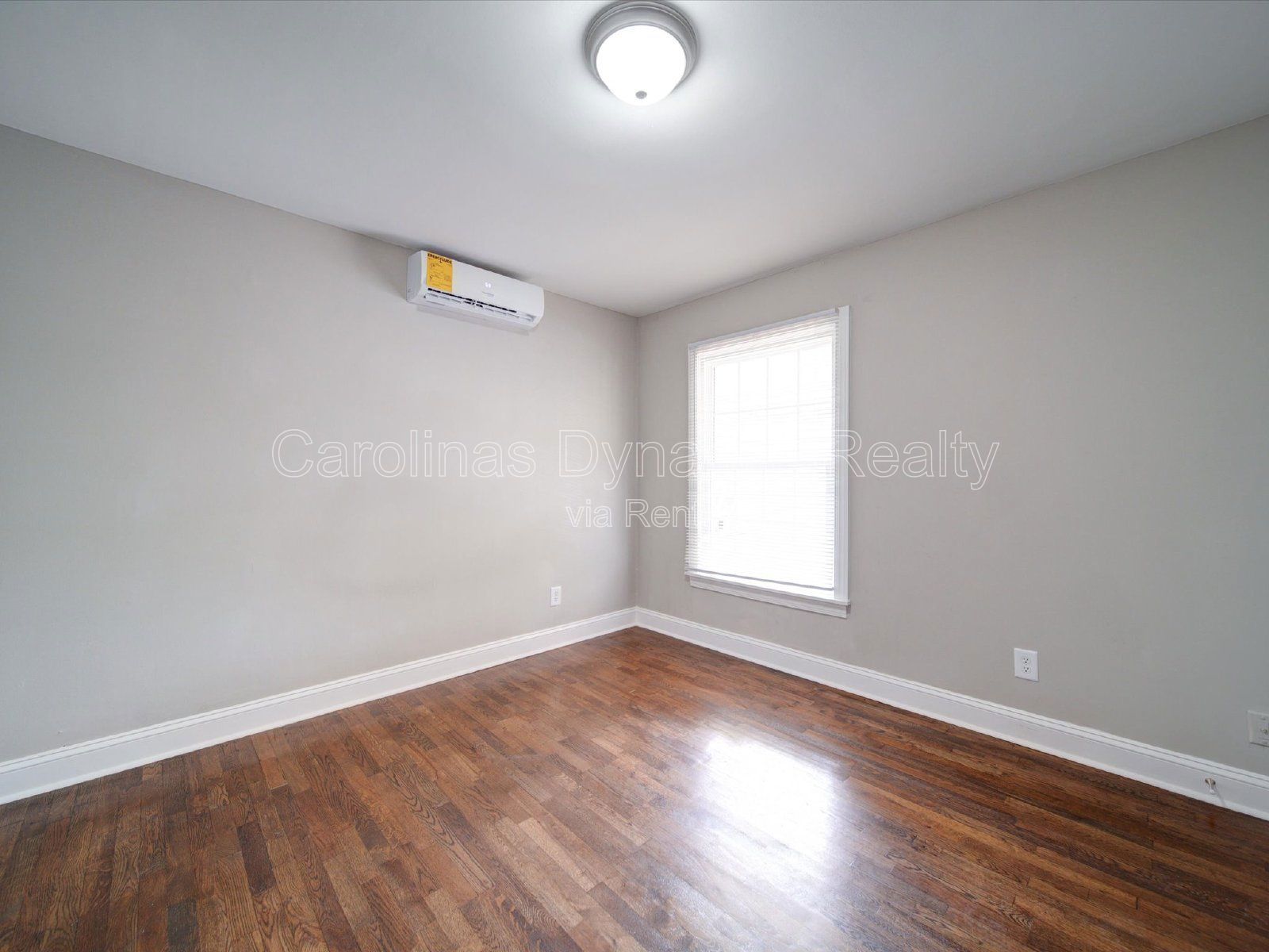 End Unit | 2 Bedrooms | Hardwood Floors | Granite Counters | Stainless Steel Appliances property image