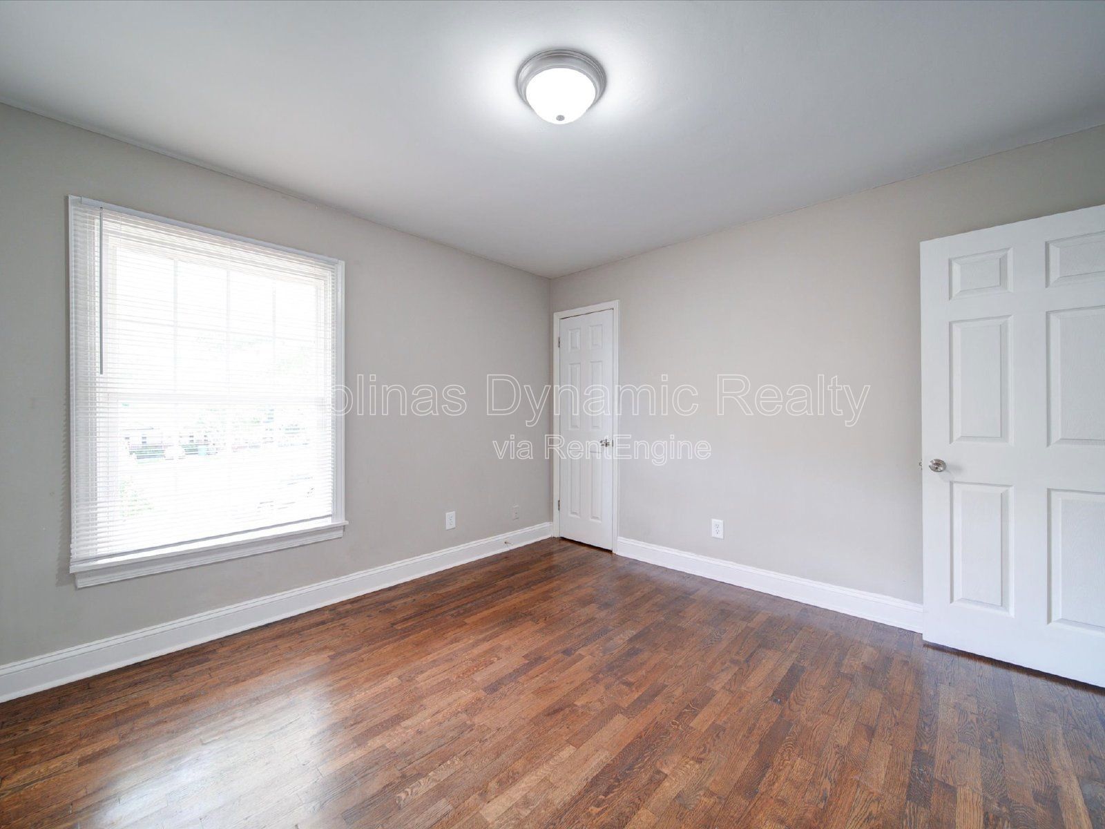 End Unit | 2 Bedrooms | Hardwood Floors | Granite Counters | Stainless Steel Appliances property image