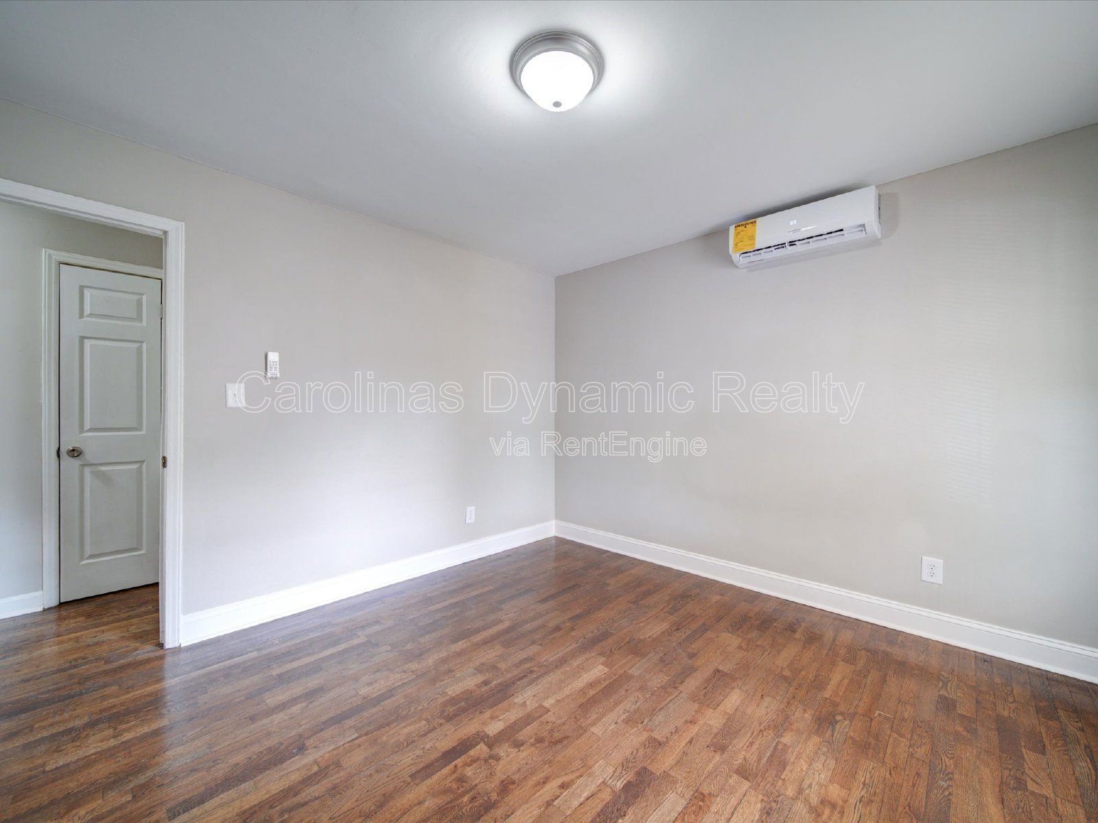 End Unit | 2 Bedrooms | Hardwood Floors | Granite Counters | Stainless Steel Appliances property image