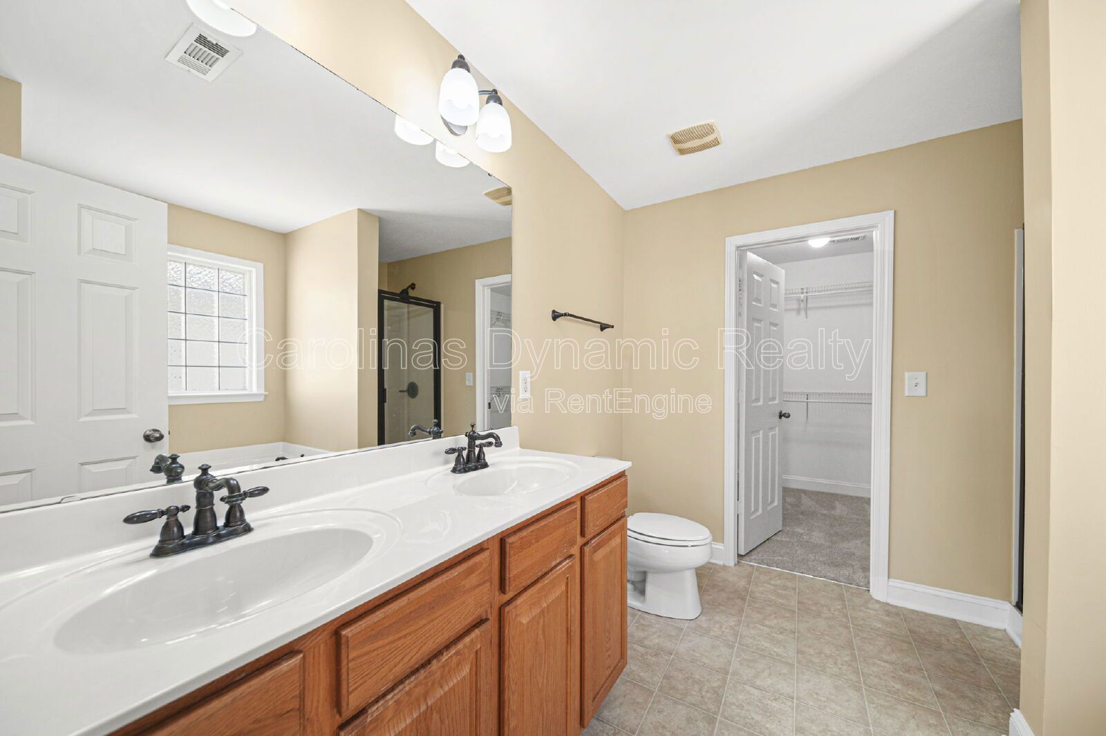 3 Bedrooms | Loft | 2.5 Baths | Beautifully Upgraded Kitchen property image