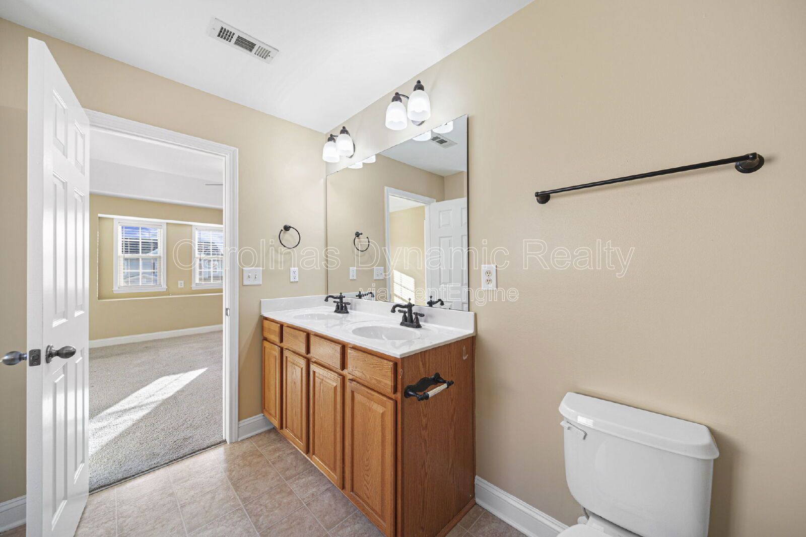 3 Bedrooms | Loft | 2.5 Baths | Beautifully Upgraded Kitchen property image