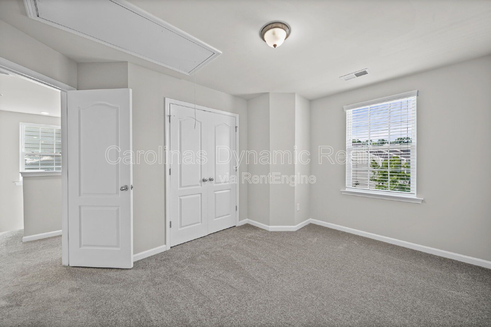 Spacious 5-Bedroom Home in Chateau with Community Pool & Prime Steele Creek Location property image