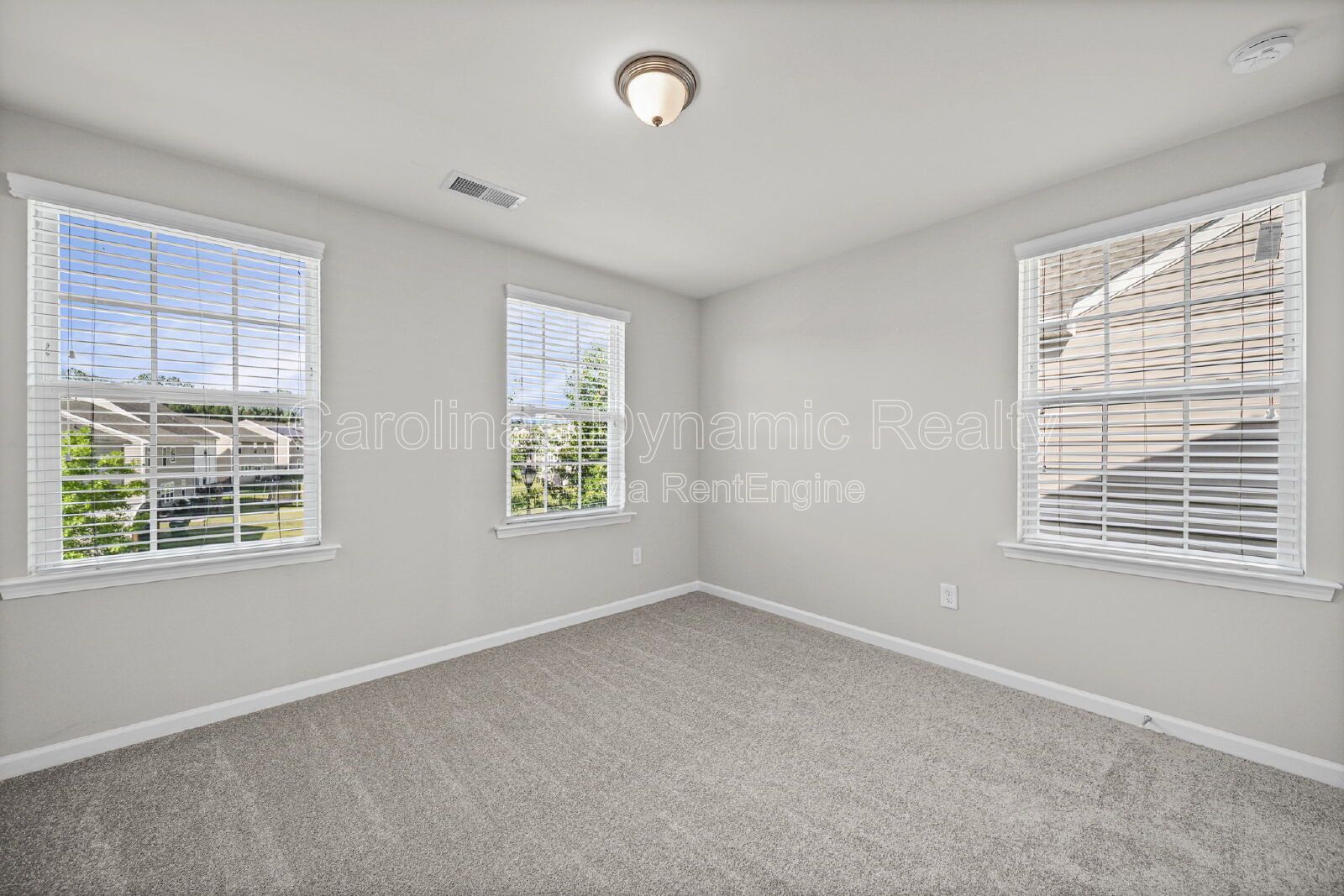 Spacious 5-Bedroom Home in Chateau with Community Pool & Prime Steele Creek Location property image