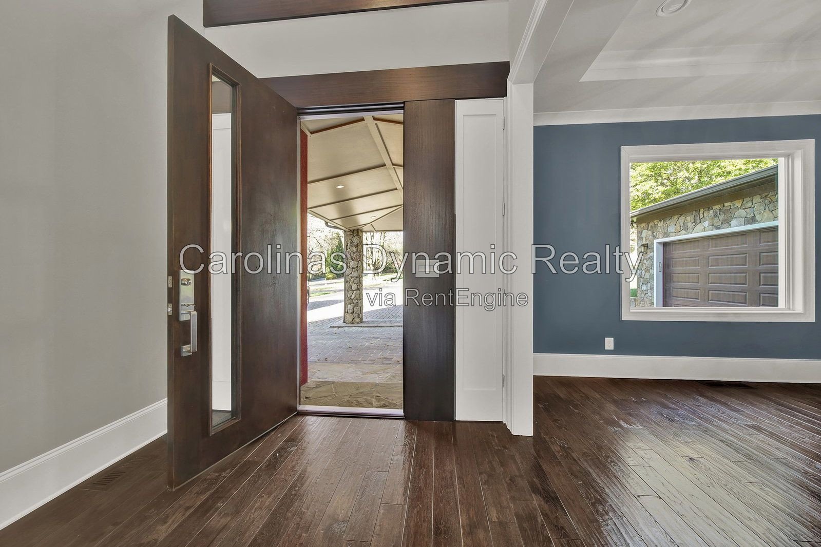 MYERS PARK/SOUTHPARK AREA. MODERN, NEWER CONSTRUCTION 4BR/4.1BA EXECUTIVE HOME ON A BEAUTIFUL & QUIET STREET. BACKYARD OASIS WITH POOL & COVERD TERRACE W/ OUTDOOR KITCHEN property image