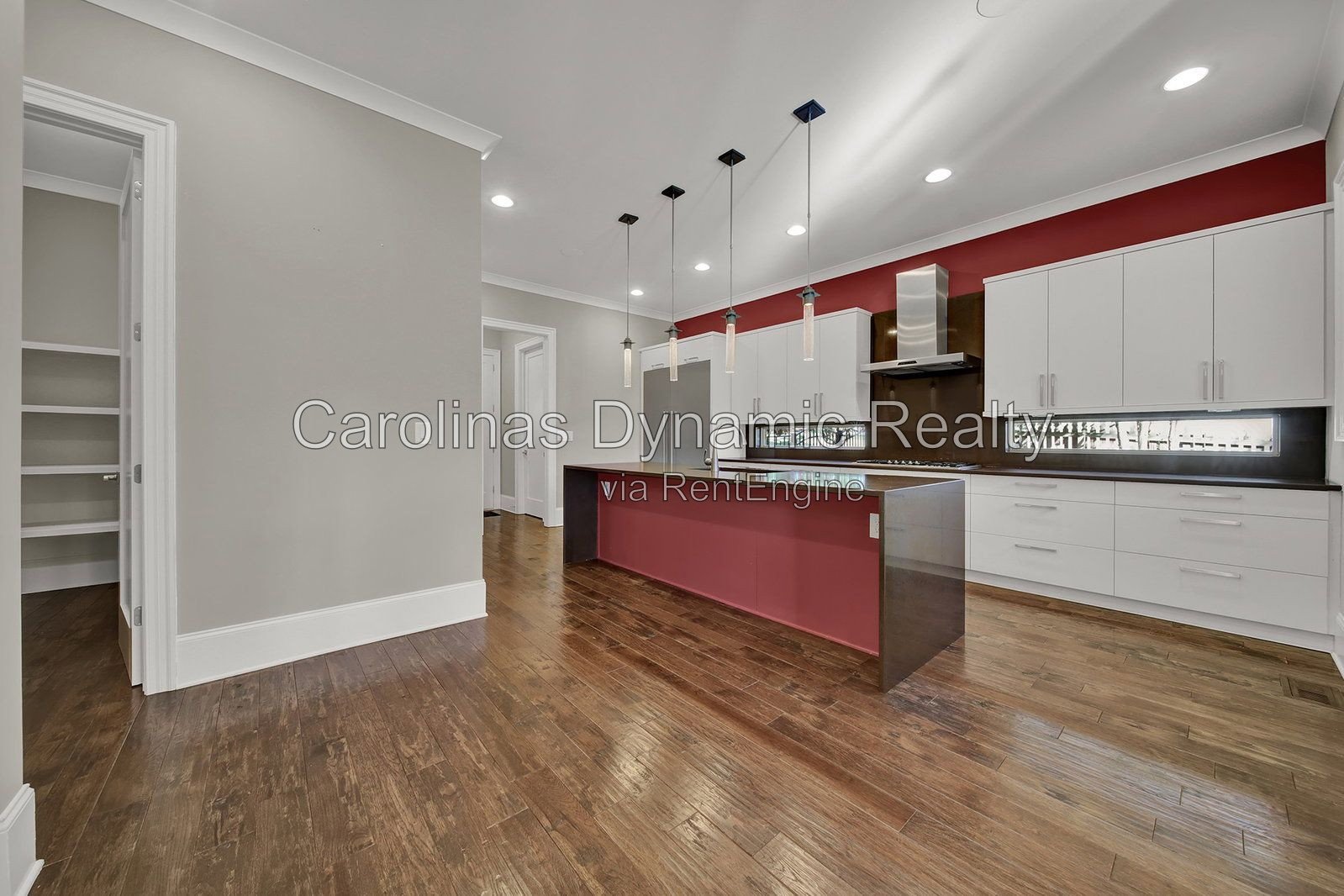 MYERS PARK/SOUTHPARK AREA. MODERN, NEWER CONSTRUCTION 4BR/4.1BA EXECUTIVE HOME ON A BEAUTIFUL & QUIET STREET. BACKYARD OASIS WITH POOL & COVERD TERRACE W/ OUTDOOR KITCHEN property image