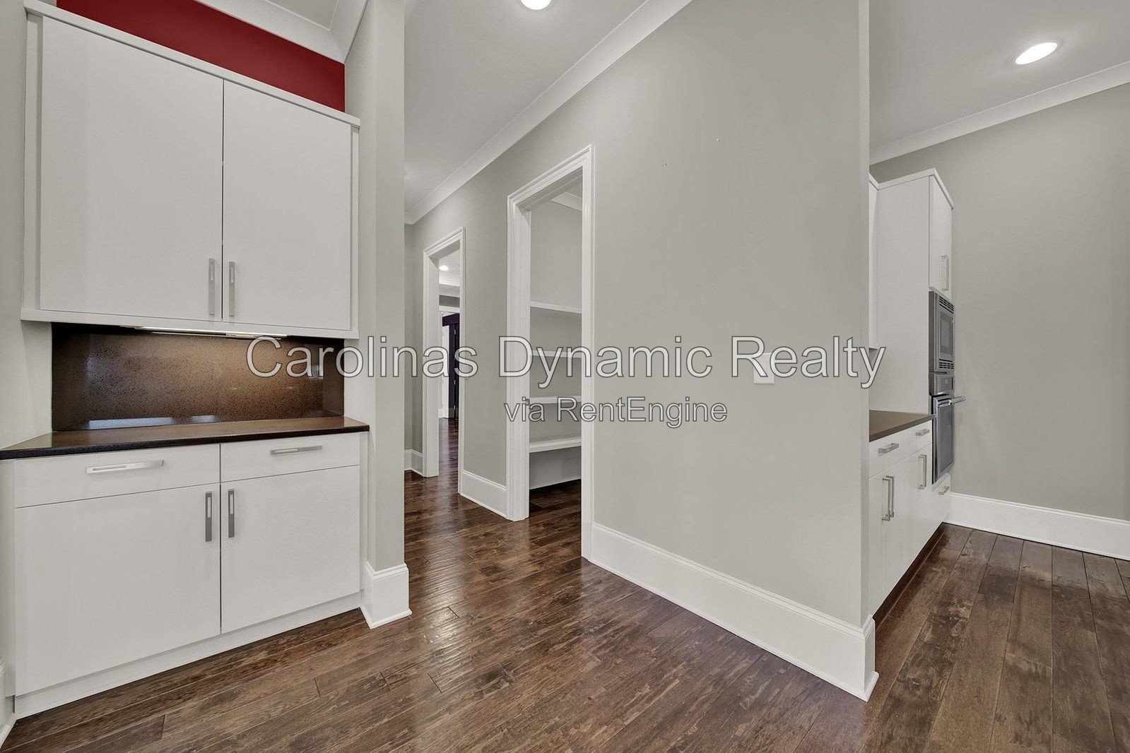 MYERS PARK/SOUTHPARK AREA. MODERN, NEWER CONSTRUCTION 4BR/4.1BA EXECUTIVE HOME ON A BEAUTIFUL & QUIET STREET. BACKYARD OASIS WITH POOL & COVERD TERRACE W/ OUTDOOR KITCHEN property image