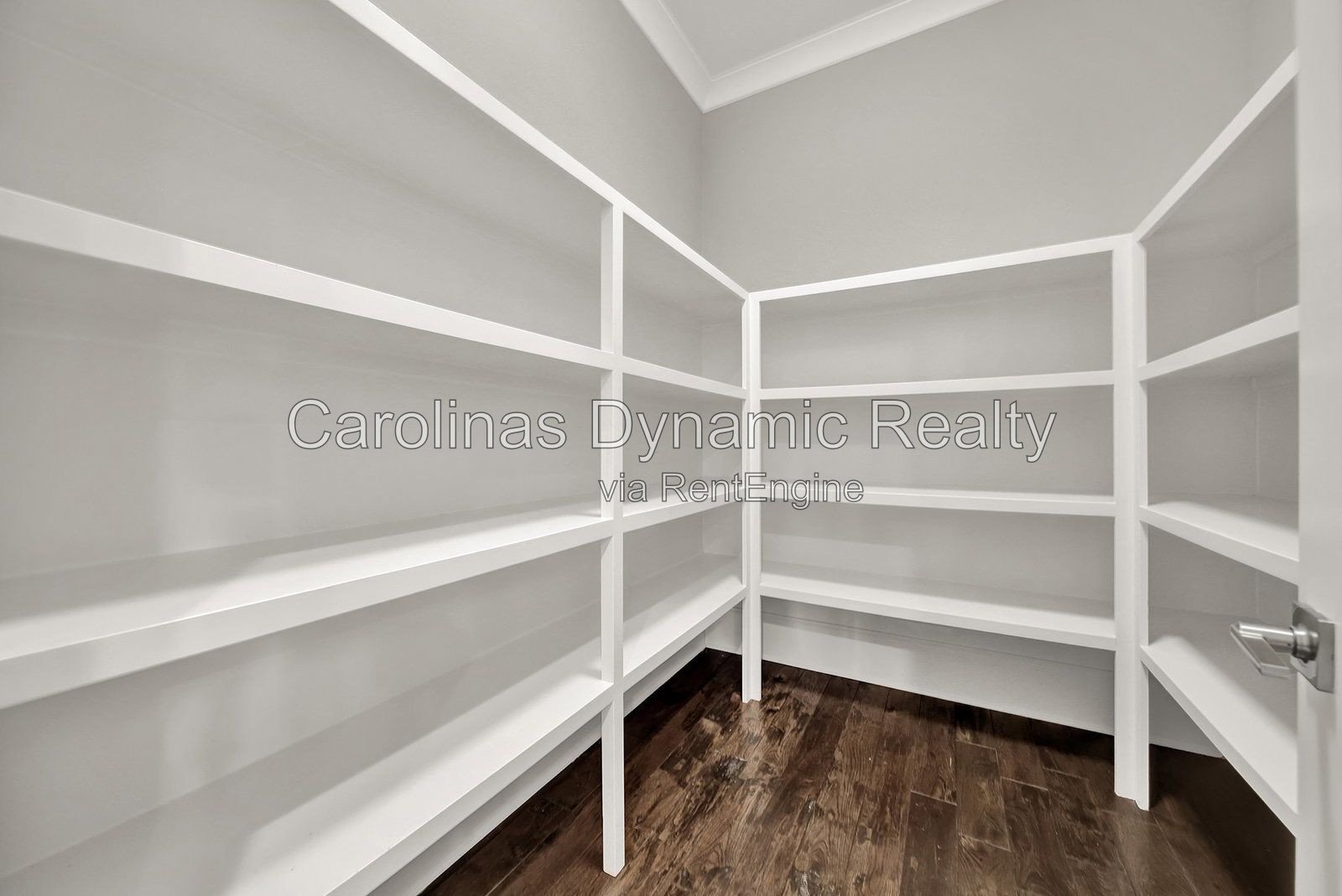 MYERS PARK/SOUTHPARK AREA. MODERN, NEWER CONSTRUCTION 4BR/4.1BA EXECUTIVE HOME ON A BEAUTIFUL & QUIET STREET. BACKYARD OASIS WITH POOL & COVERD TERRACE W/ OUTDOOR KITCHEN property image
