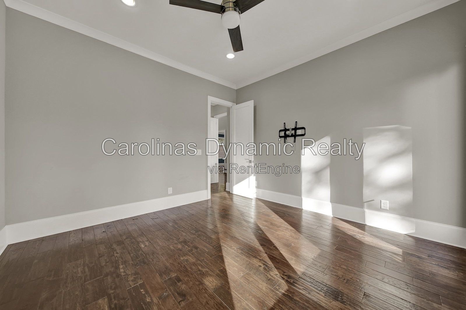 MYERS PARK/SOUTHPARK AREA. MODERN, NEWER CONSTRUCTION 4BR/4.1BA EXECUTIVE HOME ON A BEAUTIFUL & QUIET STREET. BACKYARD OASIS WITH POOL & COVERD TERRACE W/ OUTDOOR KITCHEN property image