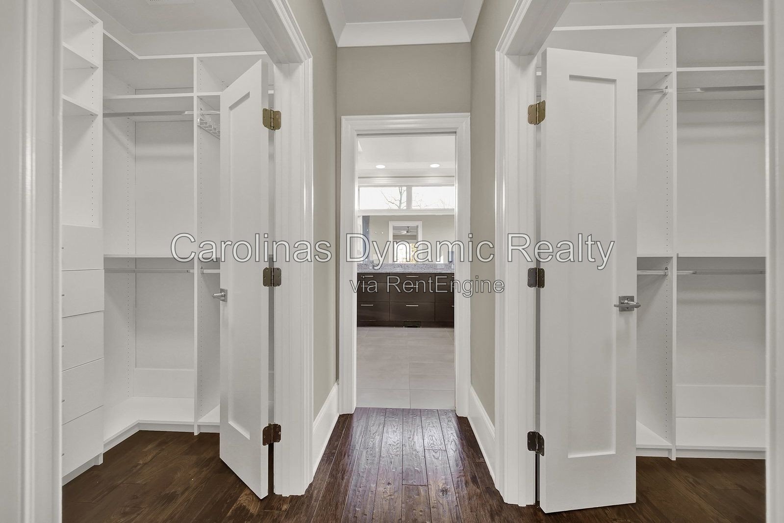 MYERS PARK/SOUTHPARK AREA. MODERN, NEWER CONSTRUCTION 4BR/4.1BA EXECUTIVE HOME ON A BEAUTIFUL & QUIET STREET. BACKYARD OASIS WITH POOL & COVERD TERRACE W/ OUTDOOR KITCHEN property image