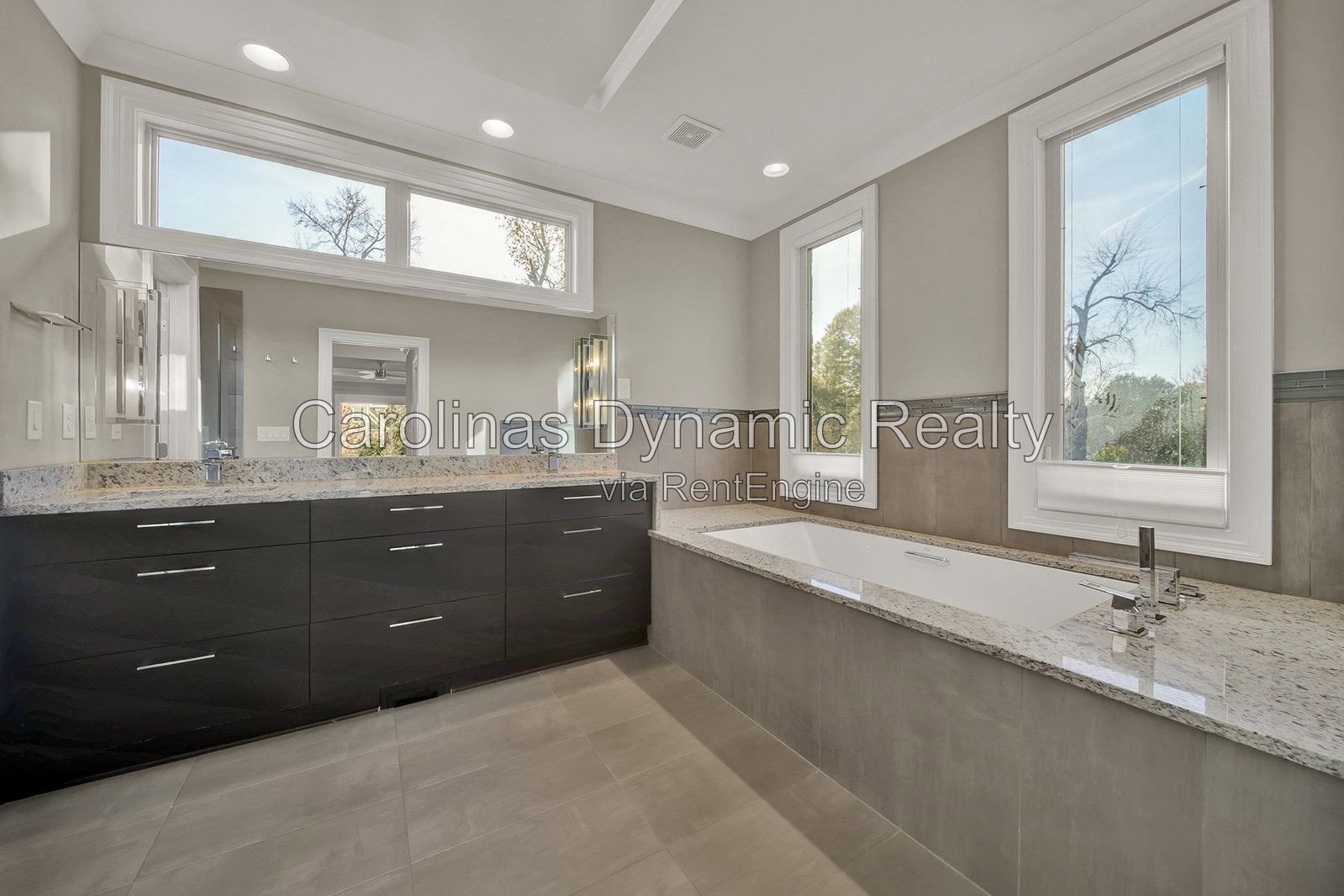 MYERS PARK/SOUTHPARK AREA. MODERN, NEWER CONSTRUCTION 4BR/4.1BA EXECUTIVE HOME ON A BEAUTIFUL & QUIET STREET. BACKYARD OASIS WITH POOL & COVERD TERRACE W/ OUTDOOR KITCHEN property image