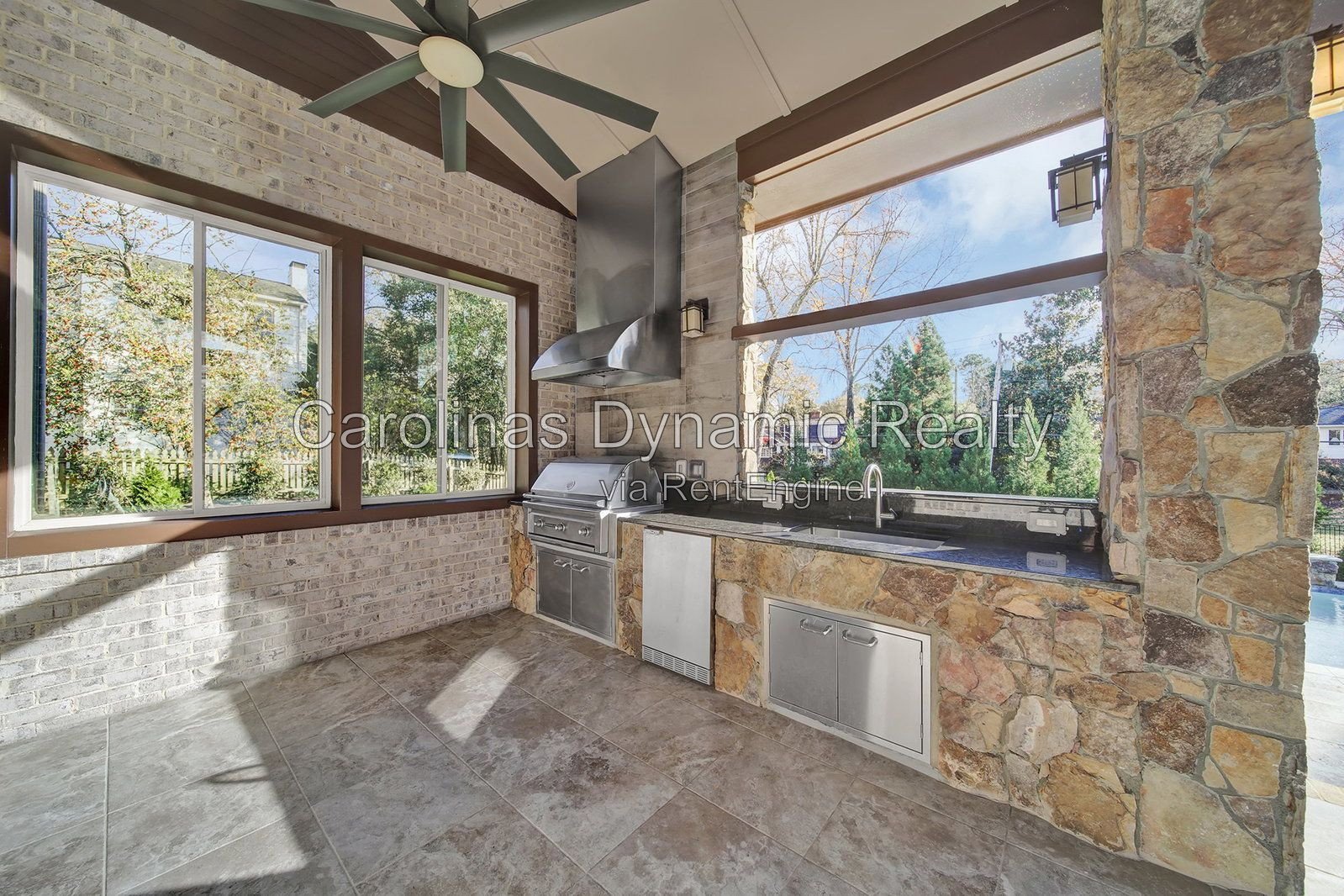 MYERS PARK/SOUTHPARK AREA. MODERN, NEWER CONSTRUCTION 4BR/4.1BA EXECUTIVE HOME ON A BEAUTIFUL & QUIET STREET. BACKYARD OASIS WITH POOL & COVERD TERRACE W/ OUTDOOR KITCHEN property image
