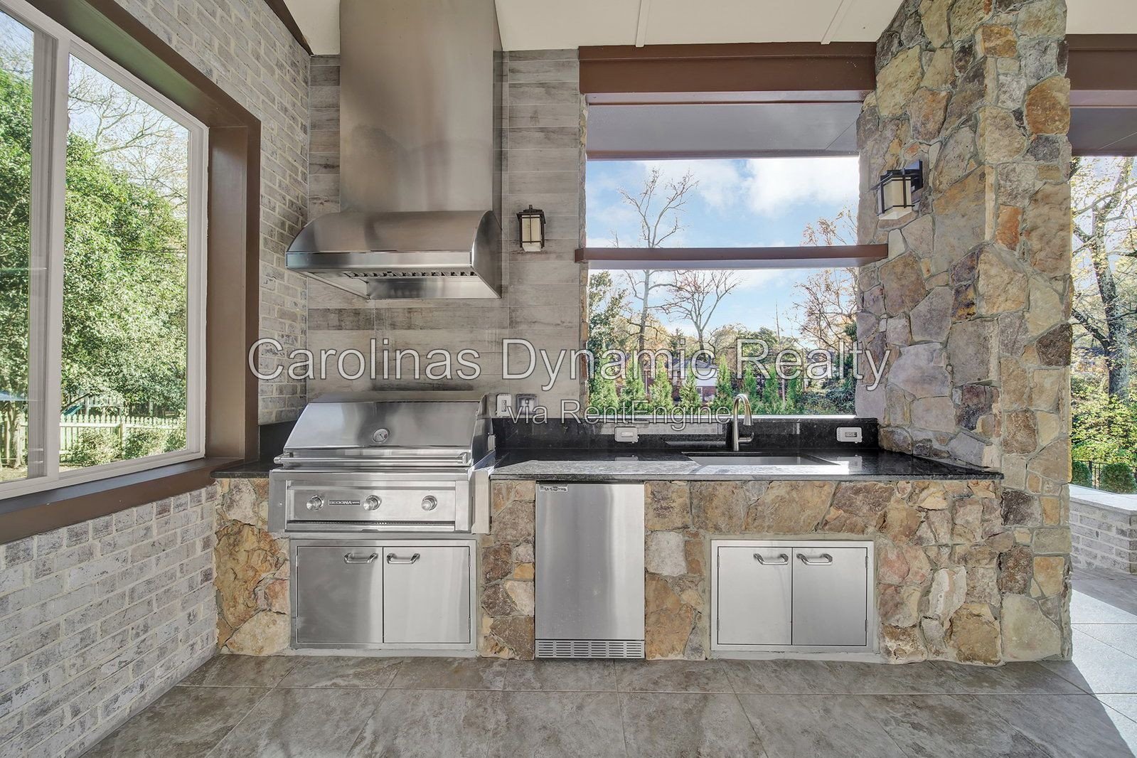 MYERS PARK/SOUTHPARK AREA. MODERN, NEWER CONSTRUCTION 4BR/4.1BA EXECUTIVE HOME ON A BEAUTIFUL & QUIET STREET. BACKYARD OASIS WITH POOL & COVERD TERRACE W/ OUTDOOR KITCHEN property image