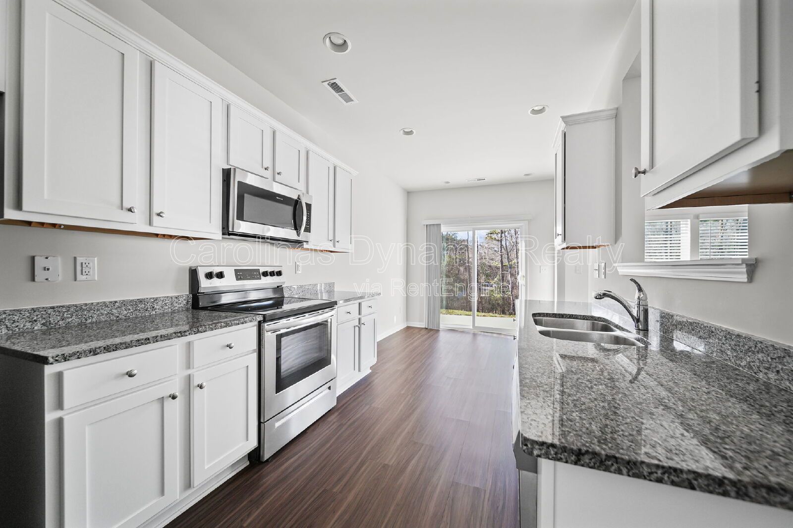 3 Bedrooms | 2.5 Baths | Granite Counters | Stainless Steel Appliances property image