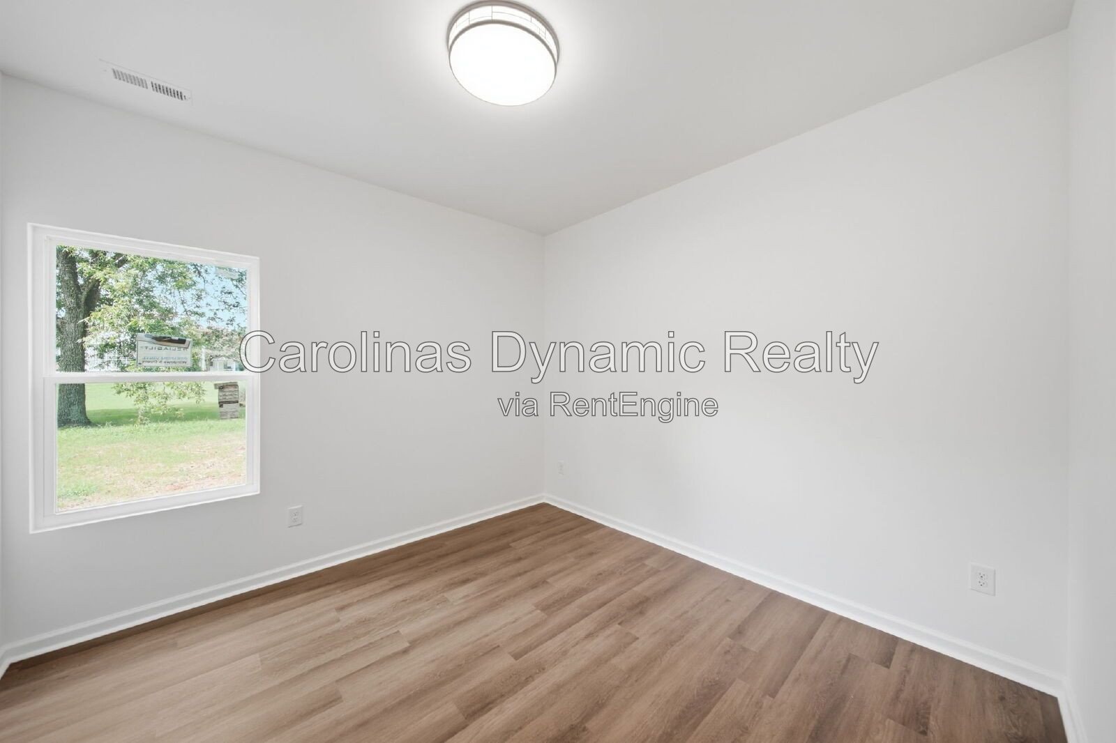 Brand-new construction with modern finishes, a thoughtful single-level floor plan, and an impressive primary suite! property image
