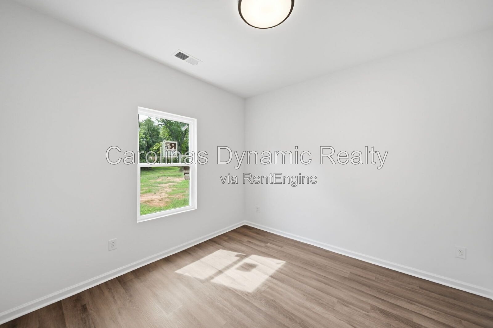 Brand-new construction with modern finishes, a thoughtful single-level floor plan, and an impressive primary suite! property image