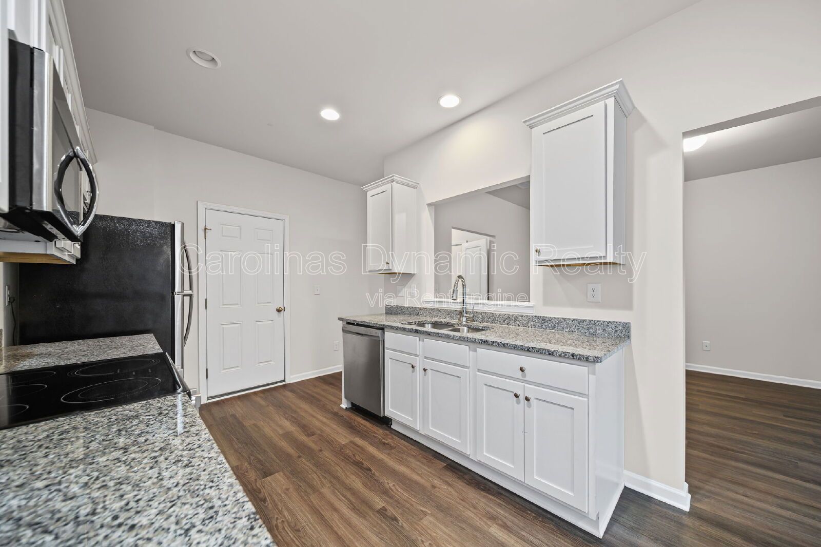 End Unit Townhouse | 3 Bedrooms | 2.5 Baths | Granite Counters | Stainless Steel Appliances property image